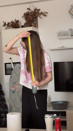 Woman measures hair with tape measure in Kragujevac