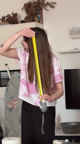 Woman measures hair with tape measure in Kragujevac