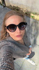 Spring afternoon dining and selfies amid cherry blossoms