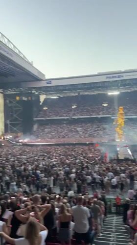 Sold-out stadium concert at Parken features golden statue and pyrotechnics