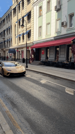 Luxury car, period-dressed women spotted near Moscow waterway