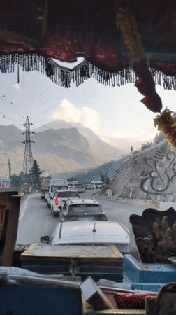 Traffic jam clogs mountain roads between Kulang and Burwa