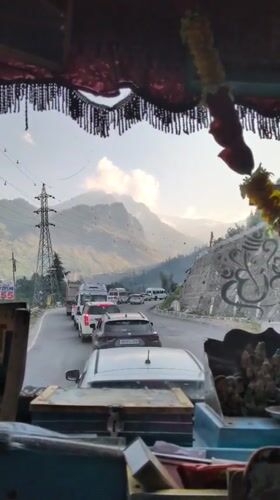 Traffic jam clogs mountain roads between Kulang and Burwa
