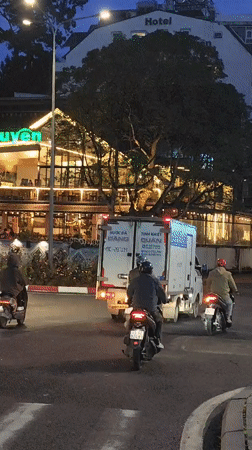 Evening in Da Lat: streets, neon signs, and Xuan Huong Lake