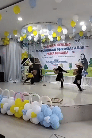 Children perform at post-disaster trauma healing event in Lhokseumawe