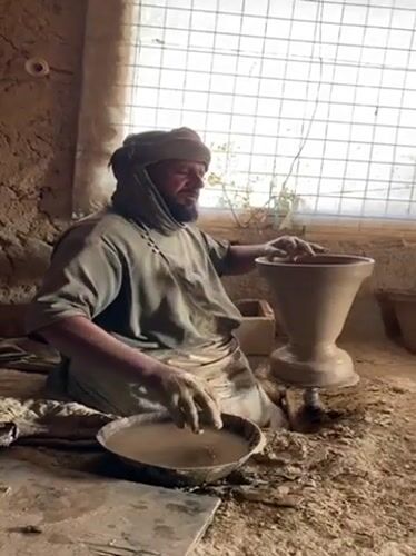 Traditional pottery and roadside work documented in Kandahar