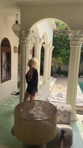 Woman in bikini and cowboy boots spotted in North Kuta garden