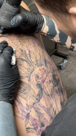 Moscow tattoo parlor documents multiple client sessions during afternoon