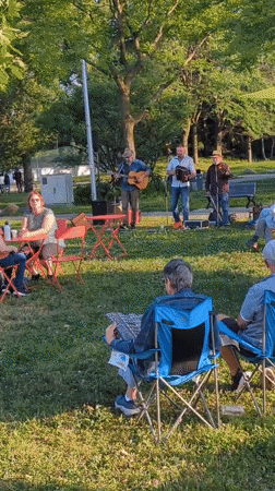Live trio set under the trees in Montreal
