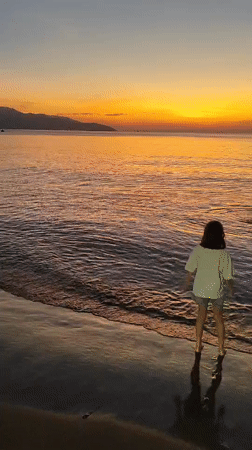 Families enjoy sunset beach time in Đà Nẵng