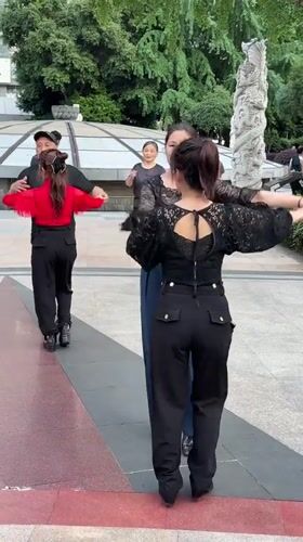 Group Exercise Dance Activities Observed in Liangjiang Public Square