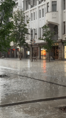 Heavy rainfall sends Saratov pedestrians seeking shelter downtown