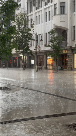 Heavy rainfall sends Saratov pedestrians seeking shelter downtown