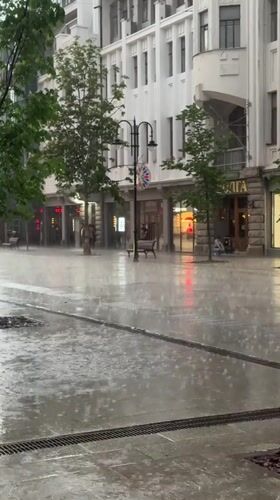 Heavy rainfall sends Saratov pedestrians seeking shelter downtown