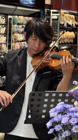 Violinist performs early morning street music in Yuzhong District