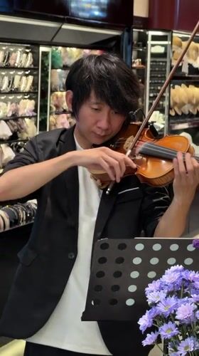Violinist performs early morning street music in Yuzhong District