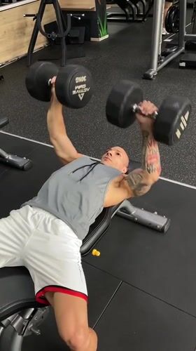 Dumbbell workout on a weight bench in a Pleven gym.