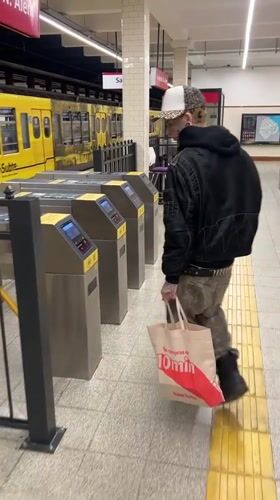 Routine shopping and transit activity observed in Buenos Aires
