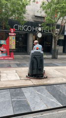 Late-night street cleaning near Beijing hotel captured by witness