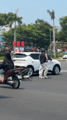 SUV-bicycle collision aftermath captured at Đà Nẵng intersection