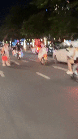 Pizza and street scenes on a Đà Nẵng evening