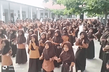 School assembly in uniform, outdoor courtyard, Keudekarieng