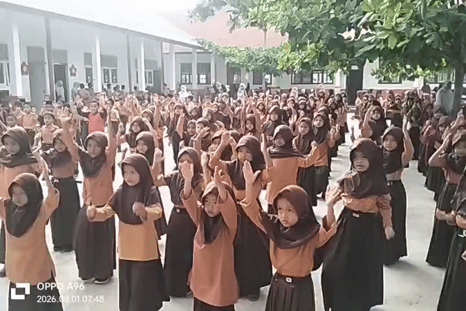 School assembly in uniform, outdoor courtyard, Keudekarieng