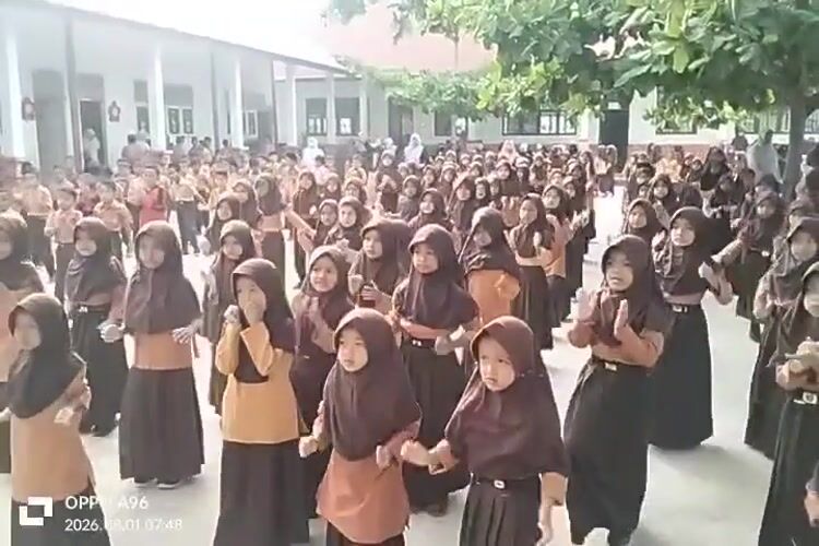 School assembly in uniform, outdoor courtyard, Keudekarieng