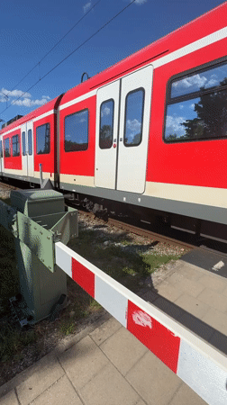 Afternoon at Höhenkirchen-Siegertsbrunn station, DB train passing through