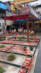 Small amusement park draws families in Nan'an District morning