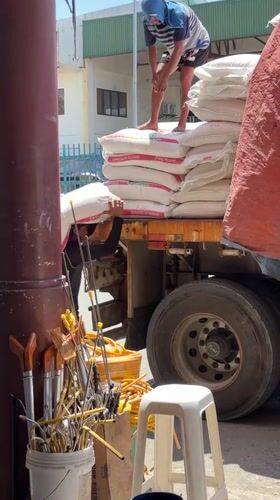 Farm supply store unloads sacks in Tagum City