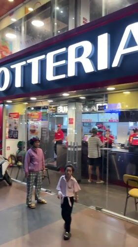 Evening dining scene captured at Vietnam Lotteria restaurant