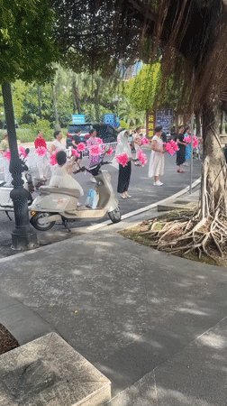 Outdoor synchronized dancing with pink props in Nanhai District