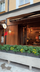 Moscow restaurant serves diners in outdoor sidewalk seating area