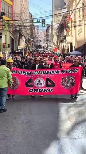 Labor unions march through La Paz with police presence