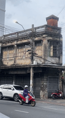 Street-level roam through old Bangkok's alleys and shopfronts