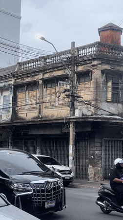 Street-level roam through old Bangkok's alleys and shopfronts