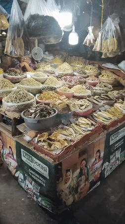 South Jakarta market in full swing — produce, dried goods, and heavy machinery