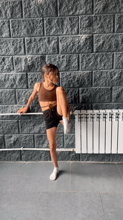 Dance practice with splits and stretches in Sverdlovskiy
