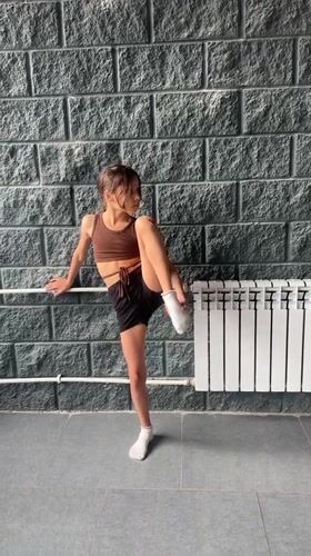 Dance practice with splits and stretches in Sverdlovskiy