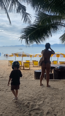 Ordinary beach day documented at Baan Mae Nam, Thailand