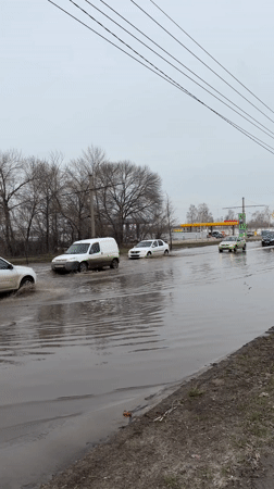Vehicles navigate flooded streets in Ulyanovsk during spring flooding