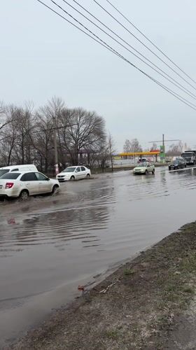 Vehicles navigate flooded streets in Ulyanovsk during spring flooding