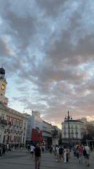 Evening crowds gather in Madrid plaza with street performer