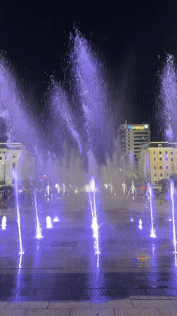 Nighttime fountain show draws crowds to illuminated Da Nang square