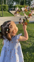 Families enjoy spring afternoon in Izhevsk park amid blooming trees
