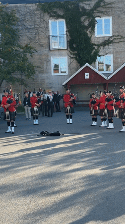 Bagpipe band performs in flower-dressed Eksjö streets