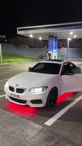 White BMW with neon lights spotted at Arica gas station