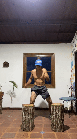 Evening workout session captured in Los Velásquez home