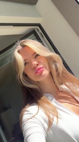 Woman in white top spotted in Berlin neighborhood
